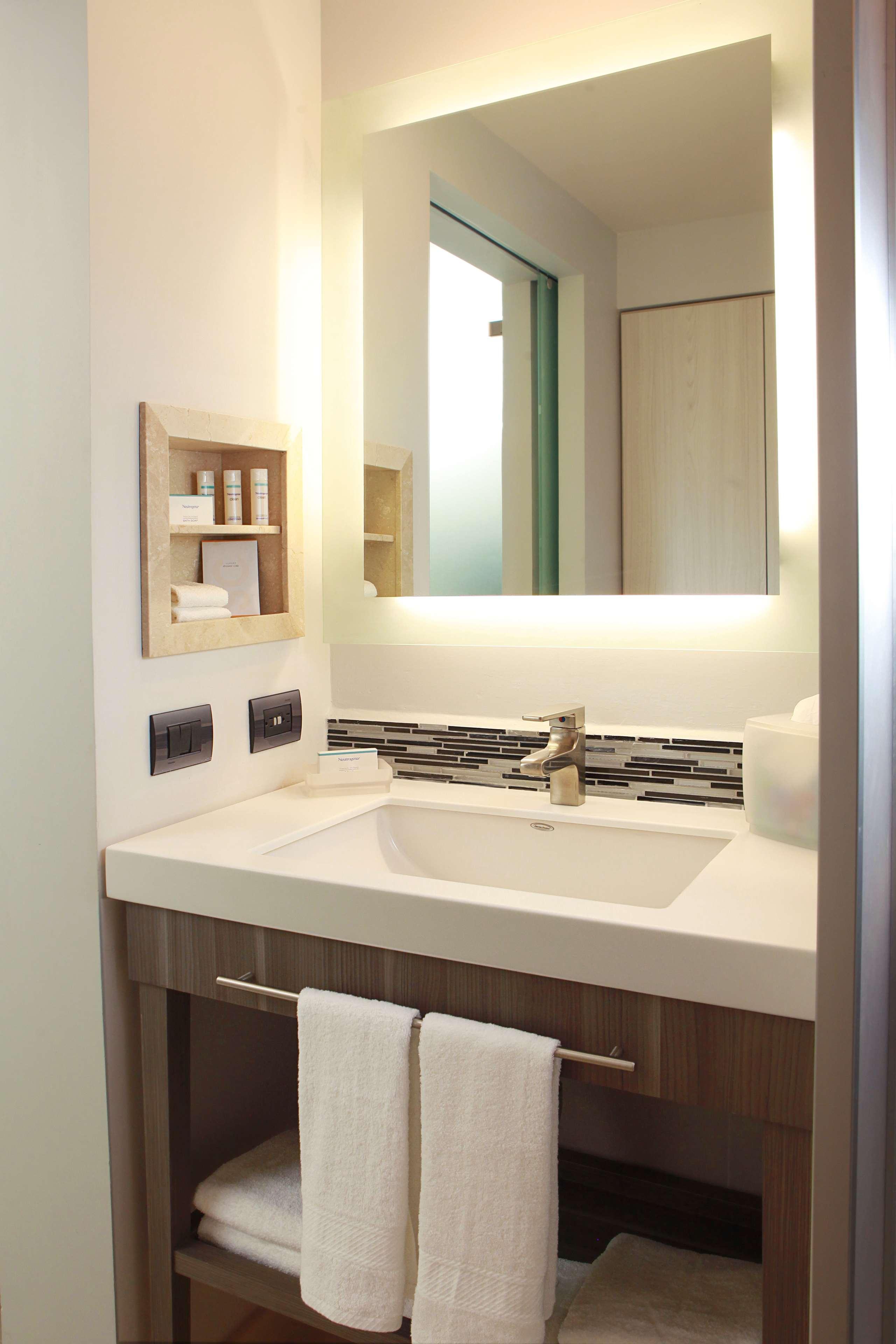 Hampton Inn&suites By Hilton Aeropuerto 3*