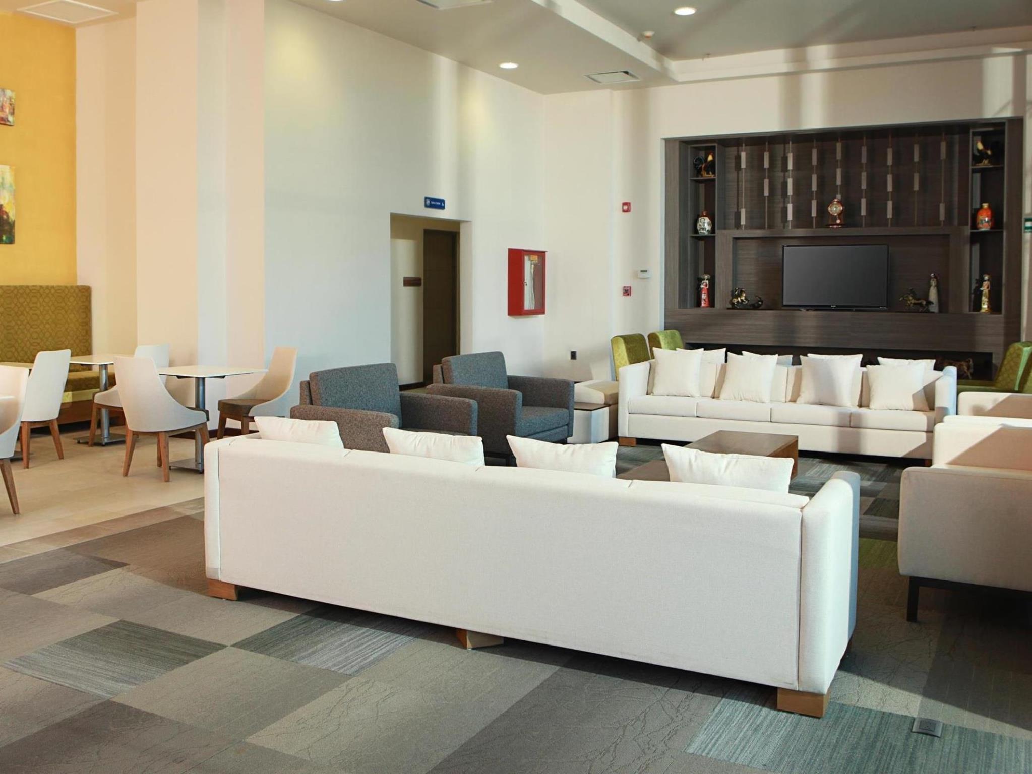 Hampton Inn&suites By Hilton Aeropuerto Hotel 3*