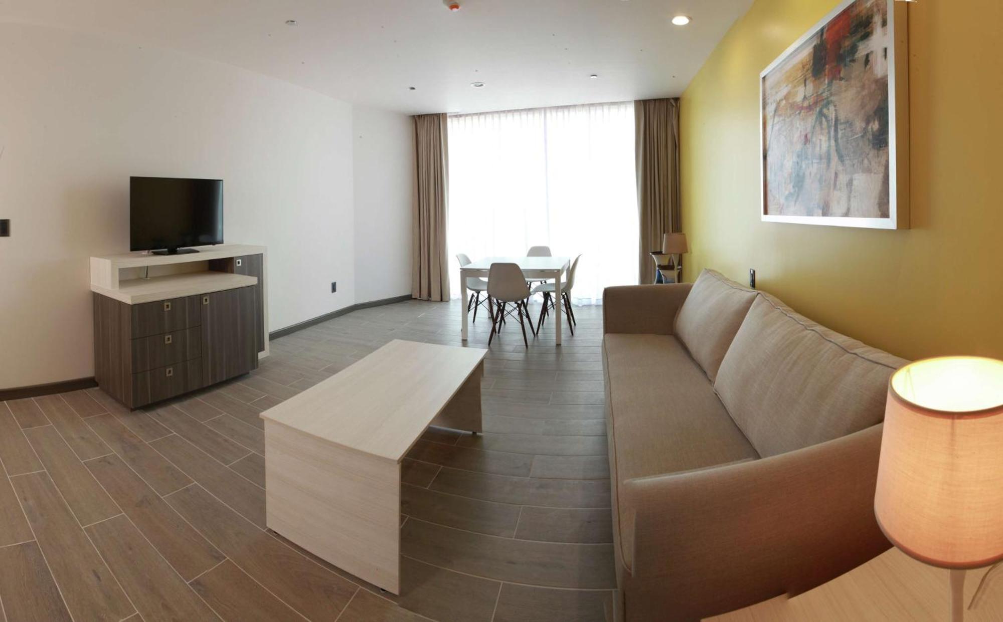 Hampton Inn&suites By Hilton Aeropuerto 3*