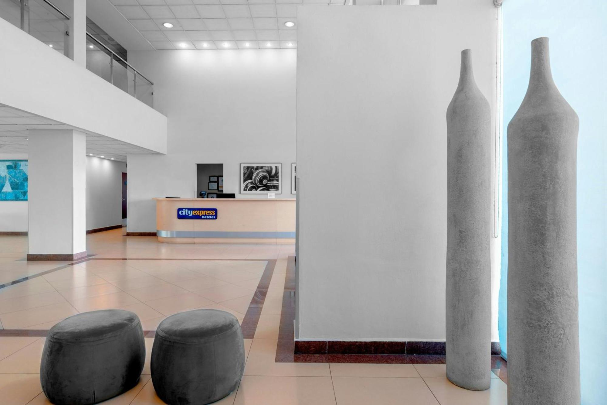 Hotel Express By Marriott Sur