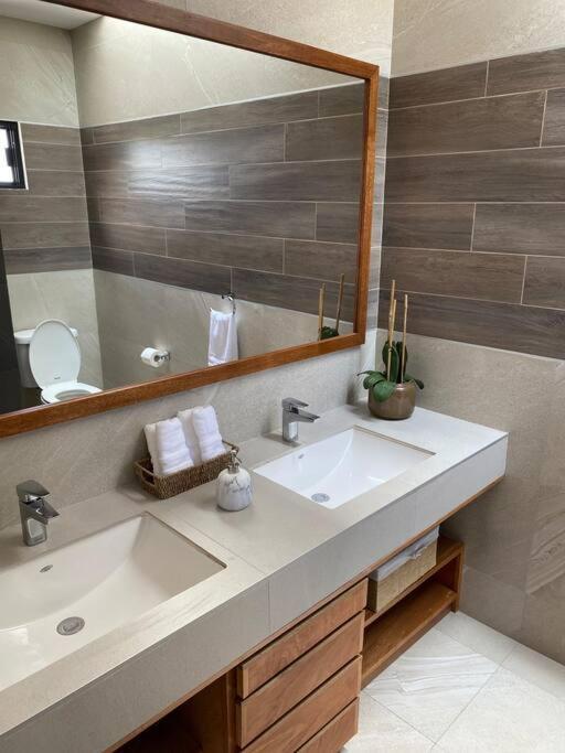 Casa Al Norte Moderna Impecable Ejecutiva Y Familiar Сasa de vacaciones